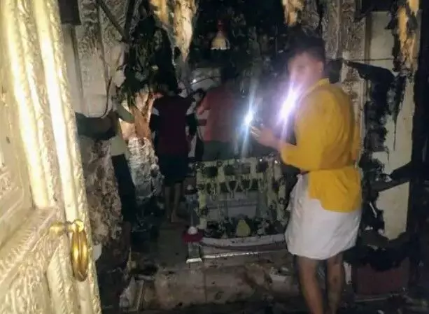 विशेष आरती के दौरान हादसा- आत्म विश्वेश्वर मंदिर में आग से... विशेष आरती के दौरान हादसा- आत्म विश्वेश्वर मंदिर में आग से...