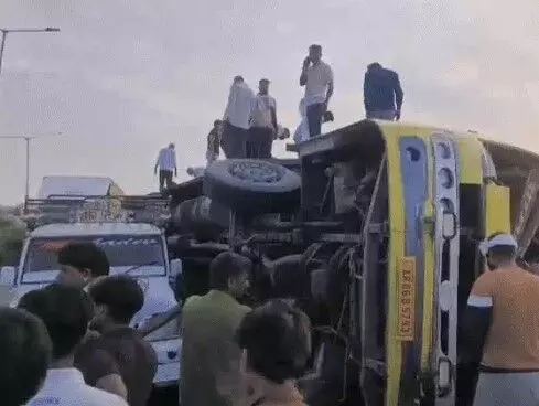 तेज रफ्तार बस पलटी- महिला व बच्चे का हाथ कटकर हुआ अलग- अन्य...