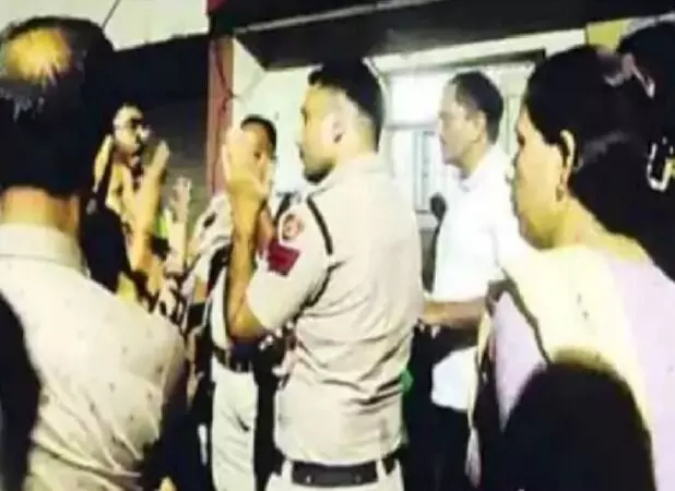 आधी रात के बाद रोहतक में पिटी यूपी पुलिस- पथराव कर तोड़ी गाड़ी
