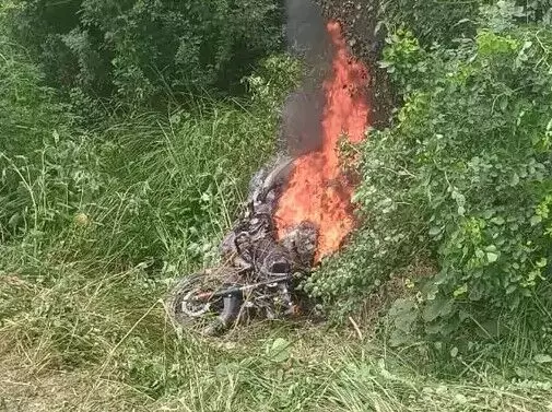 बाग की घेराबंदी- छिपे बैठे संदिग्ध पकड़कर पुलिस को सौंपे- बाईक में आग