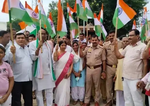 शहीद स्मारक की सफाई के बाद तिरंगा यात्रा- डेढ़ किलोमीटर की यात्रा....