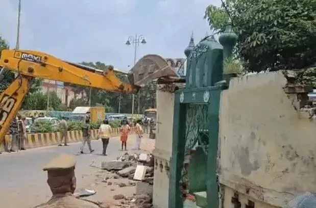 कचहरी रोड पर अतिक्रमण पर एक्शन- फोर्स के साये में मजार पर भी चला..