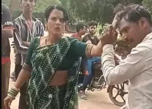 नशे में टल्ली पत्नी का बीच चौराहे बवाल- पियक्कड पति पर बरसाई चप्पल