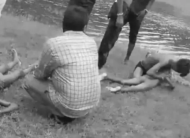 बचाने को तालाब में कूदी दादी की भी पोते पोती के साथ मौत- अब परिवार....