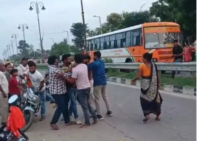 मछली के लिए हाईवे पर बवाल- 30 मिनट तक चले लात घूसे- पुलिस भी.. मछली के लिए हाईवे पर बवाल- 30 मिनट तक चले लात घूसे- पुलिस भी..