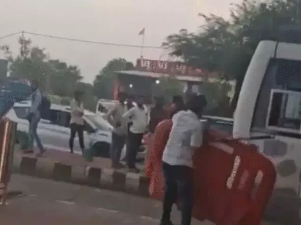 MLA के भतीजे का टोल प्लाजा पर गदर- हॉकी स्टिक लेकर बोला- ऐसे ही... MLA के भतीजे का टोल प्लाजा पर गदर- हॉकी स्टिक लेकर बोला- ऐसे ही...