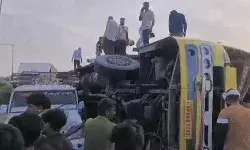 तेज रफ्तार बस पलटी- महिला व बच्चे का हाथ कटकर हुआ अलग- अन्य... तेज रफ्तार बस पलटी- महिला व बच्चे का हाथ कटकर हुआ अलग- अन्य...