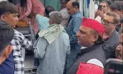बेटी व दंपति को खून से लथपथ देख अखिलेश ने तीनों को अस्पताल भिजवाया
