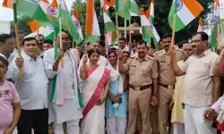 शहीद स्मारक की सफाई के बाद तिरंगा यात्रा- डेढ़ किलोमीटर की यात्रा....