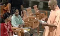 जनता दर्शन में योगी ने सुनी समस्याएं- फरियादियों को दिया भरोसा