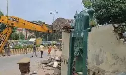 कचहरी रोड पर अतिक्रमण पर एक्शन- फोर्स के साये में मजार पर भी चला.. कचहरी रोड पर अतिक्रमण पर एक्शन- फोर्स के साये में मजार पर भी चला..