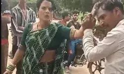 नशे में टल्ली पत्नी का बीच चौराहे बवाल- पियक्कड पति पर बरसाई चप्पल नशे में टल्ली पत्नी का बीच चौराहे बवाल- पियक्कड पति पर बरसाई चप्पल