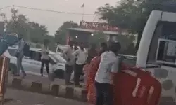 MLA के भतीजे का टोल प्लाजा पर गदर- हॉकी स्टिक लेकर बोला- ऐसे ही... MLA के भतीजे का टोल प्लाजा पर गदर- हॉकी स्टिक लेकर बोला- ऐसे ही...