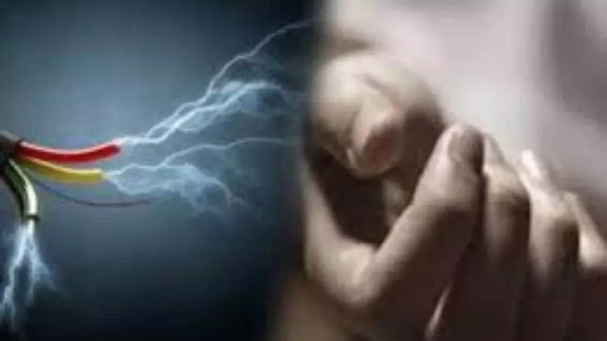 दुकान में करंट फैलने से दुकानदार व उसके कर्मचारी की मौके पर मौत दुकान में करंट फैलने से दुकानदार व उसके कर्मचारी की मौके पर मौत