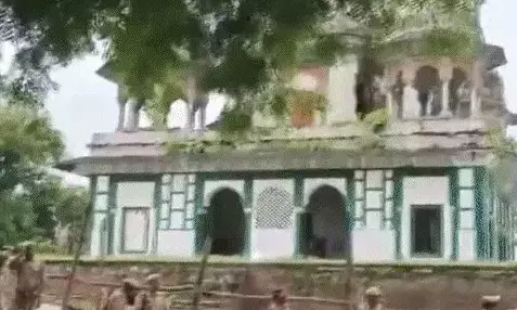बैरिकेड तोड़कर विवादित स्थल में घुसी भीड़-आंशिक रूप से तोड लहराया भगवा