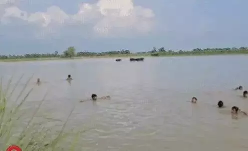 बाइक समेत गंगा में बह परिवार-पत्नी की डूबकर मौत- पिता व बेटी..