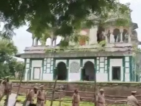 बैरिकेड तोड़कर विवादित स्थल में घुसी भीड़-आंशिक रूप से तोड लहराया भगवा