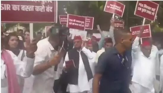 SIR पर विपक्ष का विरोध मार्च-हिरासत में लिए राहुल प्रियंका