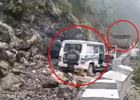 नेशनल हाईवे पर गिरा पहाड़- दो गाड़ियां लैंडस्लाइड की चपेट में आई