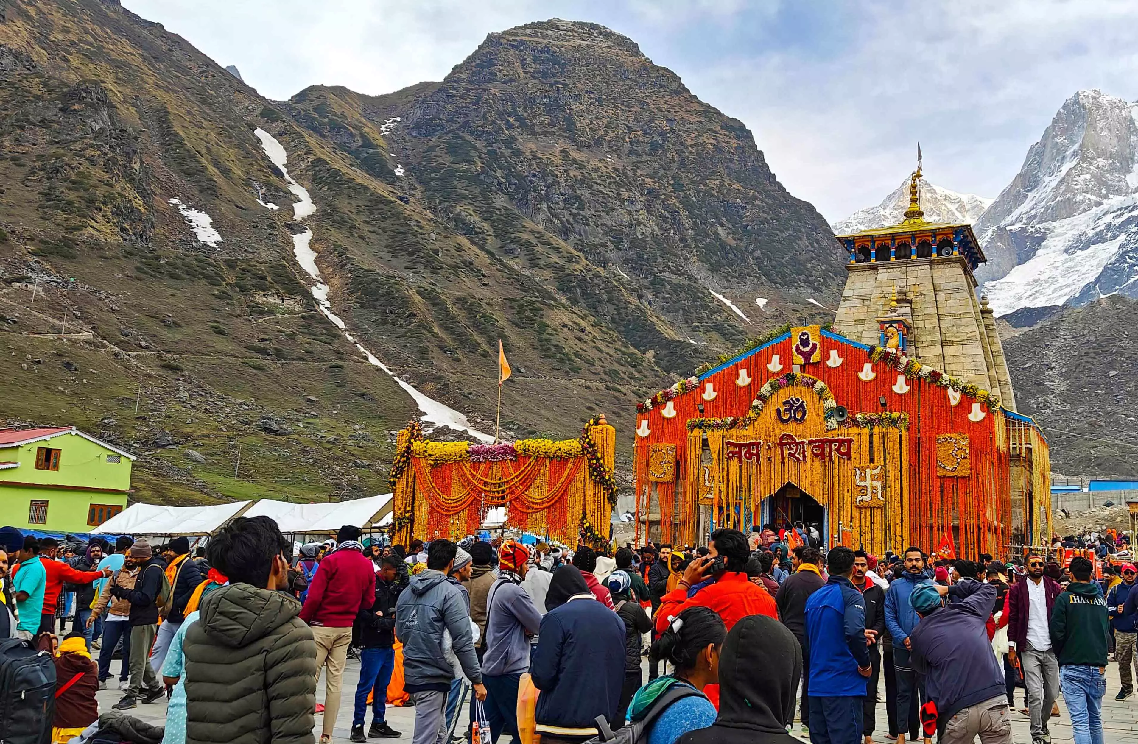 केदारनाथ यात्रा अगले तीन दिनों के लिए अस्थायी तौर पर स्थगित केदारनाथ यात्रा अगले तीन दिनों के लिए अस्थायी तौर पर स्थगित