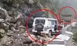 नेशनल हाईवे पर गिरा पहाड़- दो गाड़ियां लैंडस्लाइड की चपेट में आई