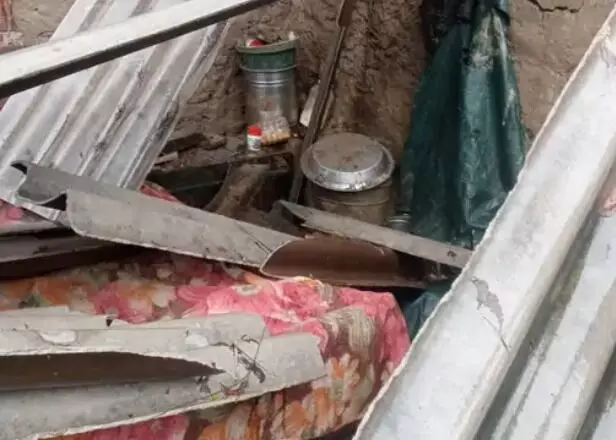 भरभराकर गिरा गरीब का आशियाना- ऐसे बची परिवार की जान