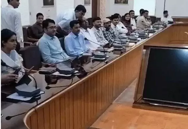 स्मार्ट मीटर का विरोध- कमिश्नर के साथ धरना दे रहे किसानों की बैठक स्मार्ट मीटर का विरोध- कमिश्नर के साथ धरना दे रहे किसानों की बैठक