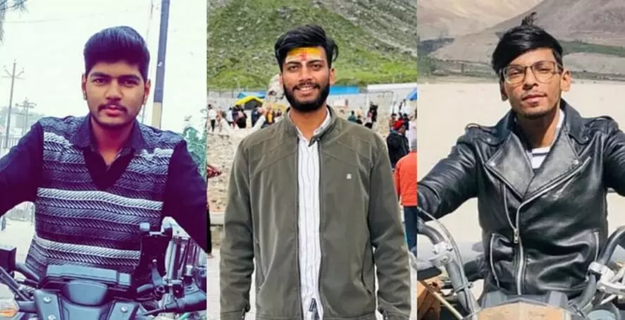 बोर्ड से टकराई कार के उड़े परखच्चे- लेखपाल समेत 3 दोस्तों की मौत बोर्ड से टकराई कार के उड़े परखच्चे- लेखपाल समेत 3 दोस्तों की मौत