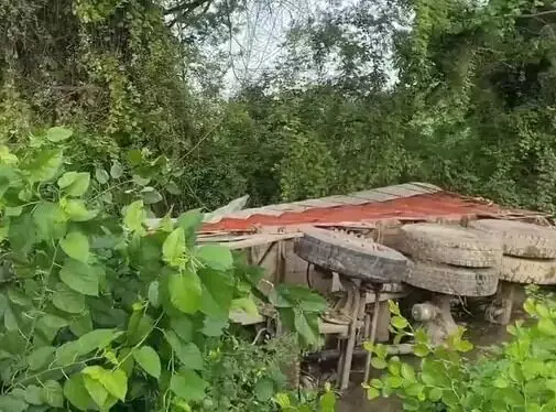 ओवरटेक कर रही गाड़ी से बचने में हादसा- खाई में गिरा ट्रक- केबिन में... ओवरटेक कर रही गाड़ी से बचने में हादसा- खाई में गिरा ट्रक- केबिन में...