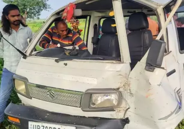 बेकाबू हुई स्कूल वैन पेड़ से टकराई- मौके पर मची चीख पुकार