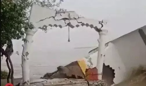 और देखते ही देखते गंगा में समा गया मंदिर- 30 सेकंड के भीतर हुआ अदृश्य और देखते ही देखते गंगा में समा गया मंदिर- 30 सेकंड के भीतर हुआ अदृश्य