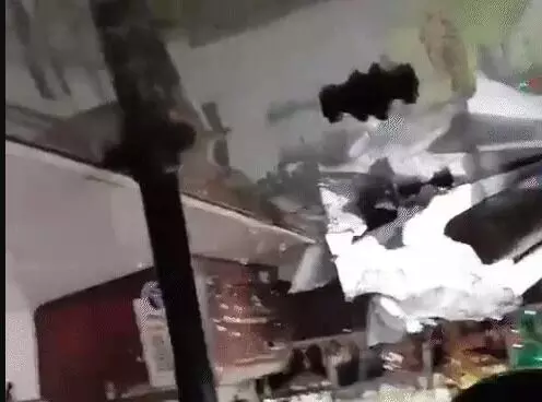 सवारियां लेकर जा रही बस पर पहाड़ी से गिरा पत्थर-यात्रियों में चीख पुकार