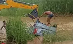 मंदिर से लौट रहा व्यक्ति कार समेत नदी में बहा- ग्रामीण ने रस्सी के....