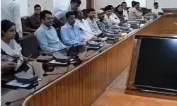 स्मार्ट मीटर का विरोध- कमिश्नर के साथ धरना दे रहे किसानों की बैठक