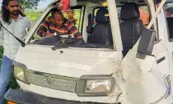 बेकाबू हुई स्कूल वैन पेड़ से टकराई- मौके पर मची चीख पुकार बेकाबू हुई स्कूल वैन पेड़ से टकराई- मौके पर मची चीख पुकार