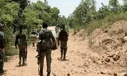 सुरक्षाबलों की नक्सलियों के साथ मुठभेड़ जारी- दो जवान मामूली..