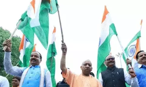 आजादी का जश्न-तिरंगा थामकर चले CM व डिप्टी सीएम-दिखाई झंडी