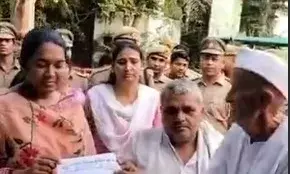 आश्वासन के साथ 39 घंटे बाद किसानों का धरना खत्म-CDO ने लिया ज्ञापन