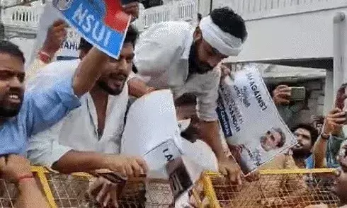 घेरा इलेक्शन कमीशन का दफ्तर-तोडी बैरिकेडिंग- पुलिस से धक्का मुक्की