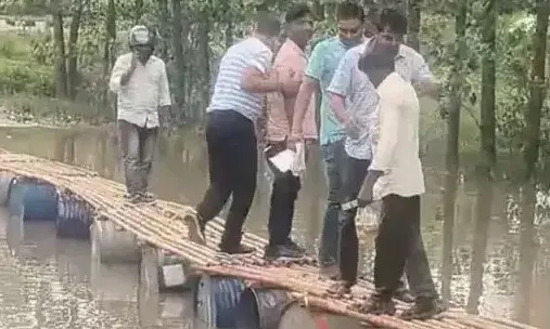 पियक्कड़ों की फ़िक्र-कर दिया टेंपरेरी पुल तैयार-दारू की दुकान तक..