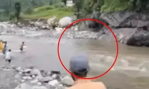 अस्थाई पुल पार करते गिरा व्यक्ति उफनते नाले में बहा-देखते ही देखते..
