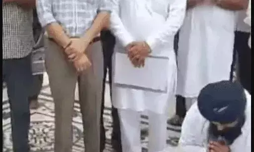 शिक्षा मंत्री की धार्मिक सजा पूरी- जूते किये साफ-भेंट किया कडाह प्रसाद