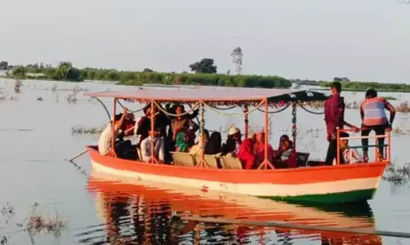 बाढ़ भी नहीं डिगा सकी हौसला-नाव में बारात लेकर पहुंचा समीर