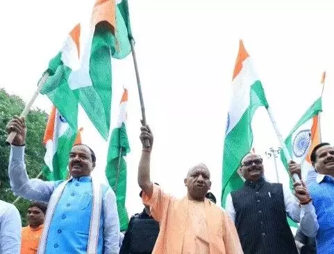 आजादी का जश्न-तिरंगा थामकर चले CM व डिप्टी सीएम-दिखाई झंडी