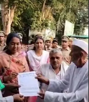 आश्वासन के साथ 39 घंटे बाद किसानों का धरना खत्म-CDO ने लिया ज्ञापन