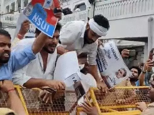 घेरा इलेक्शन कमीशन का दफ्तर-तोडी बैरिकेडिंग- पुलिस से धक्का मुक्की