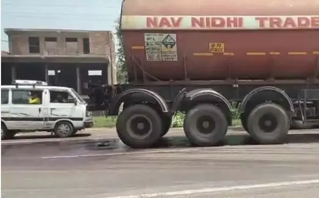 लीक हुए केमिकल टैंकर छोड़ भागा ड्राइवर-राहगीरों को सांस लेने में दिक्कत