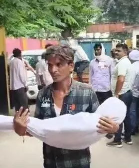छत गिरने से मलबे में दबी तीन बहनों में से एक की मौत-चंद मिनट पहले..