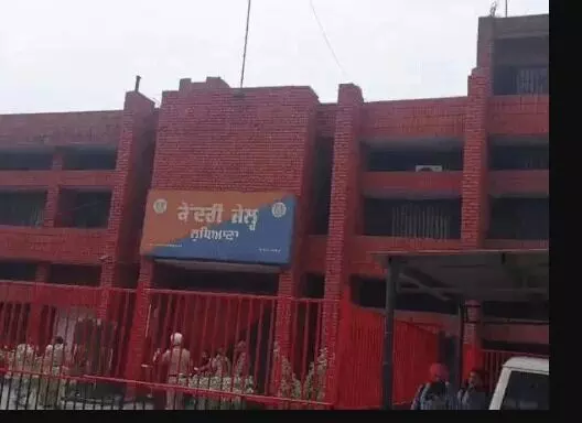 सेंट्रल जेल पर रेड-मिले दर्जनों मोबाइल एवं वाई फाई डोंगल