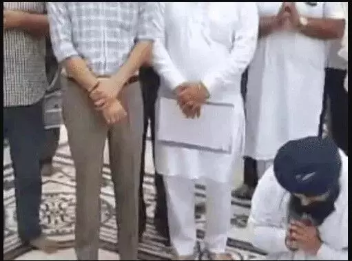 शिक्षा मंत्री की धार्मिक सजा पूरी- जूते किये साफ-भेंट किया कडाह प्रसाद